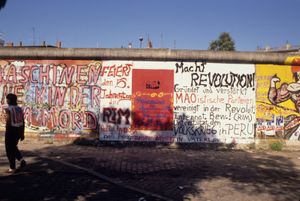 The Berlin Wall Macht Revolution