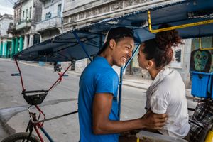 Young love in the streets of Habana