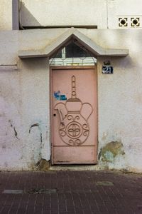 arabic tea pot adorn metal gate
