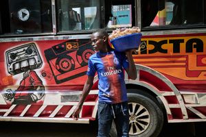 A street vendor in Rongai offers the ppassengers of the Mixtape Matatu peanuts for sale. The Nyangas, as the flashy matatus are called, are decorated with artistic Graffitis, and pimped with spoilers and extensions, crazy interior designs and on board entertainment. The numerous matatus create many jobs in Nairobi. One Matatu, they say, feeds about ten people on average.