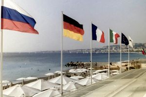 2009, French riviera, international welcome place, contrast with refugee situation.