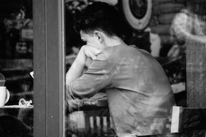 Jeune homme(Vitrine d`un café)