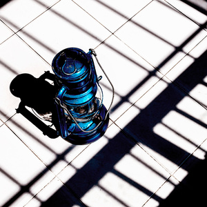 Objet trouvé, light window. /Objet trouvé, leggera finestra.