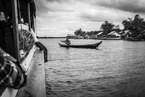 Boats also deliver food, parcels etc to the inhabitants of the many floating villages along the river bank
