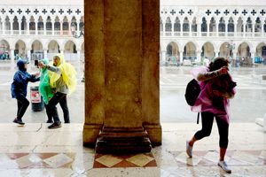 COLORFUL RAINY DAYS IN VENICE 04