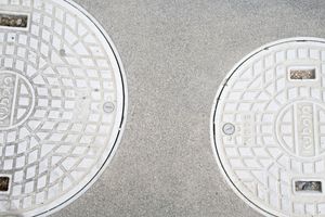 マンホールを見るという行為　The act of looking at a manhole