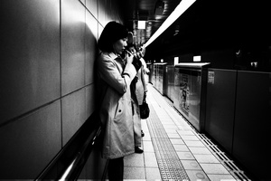 A Japanese lady make-up on platorm inside the Shinjuku subway station