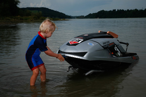 Jeune participant lors du concours d'une course à moteurs sur le lac de Gruyère