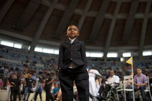 A mass wedding in Rio de Janeiro, Brazil, sealed the union 1900 couples unable to afford the existing documentation costs in the country. The Yes Day - event name - was organized by the Court of the State of Rio de Janeiro. About 2,400 people boarded the free city trains to the Maracanãzinho, sports complex gym Macaranã stadium, final stage of the World Cup 2014.