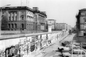 Berlin 1985, The Wall