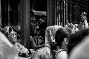 "O reflexo vira matéria, atinge a idadeDa invisível grade..."