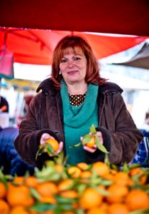 Obstverkäuferin auf dem Wochenmarkt