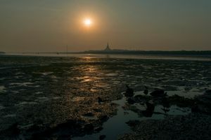 Il tramonto sul fiume quasi asciutto.