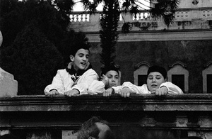Bambini attendono l'uscita della Santa dalla Cattedrale