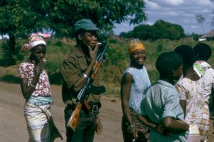 Combatente da Frelimo e civis