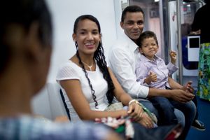 Gustavo da Silva, 04 years, son of the bride and groom Marta Pereira, 25, housewife, and Nei Junior, 29, safety technician, accompanying parents on the train that takes you to the gym Maracanãzinho in northern Rio, where they and 1899 other couples are sealing their marriage.