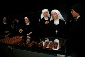 Sweet temptation, nuns at the chocolate factory; dégustation à la chocolaterie, Broc