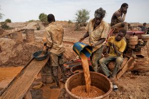 Isa (26) and his team are panning for gold on a site near Gangaol. © Matjaz Krivic