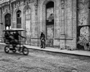 Bici-Taxi tour and young romantic couple, Havana, Cuba
