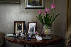 Old parlor. Photos and souvenirs with pink tulips.
