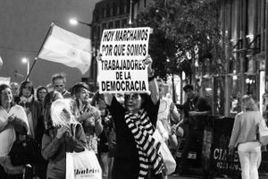 Un trabajador a favor de la democracia.