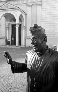 Die Statue Don Camillos vor der Kirche