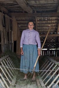 The use of the traditional tools is being replace by modern tractors and power tools by the richer inhabitants © Dagmar Vyhnalkova