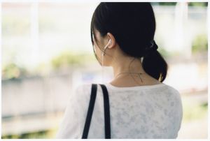 Covering her ears and listening carefully / Tokyo, 2013