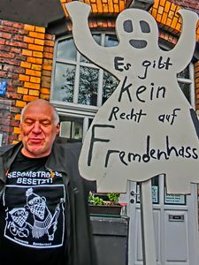 "No Hate!" "Kein Haß!"