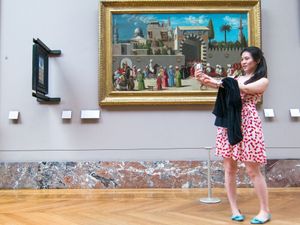 Louvre Selfie