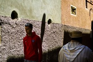 In this series: "Passing by", the melancholic play of light, changes from sunrise till sundown in form and structure.By this lighgt colors are influenced in the breathing of the walls with their long history. Figures are mostly closed enitities, unseizable also. They play their game in this always changing decor, are part of this landscape.
