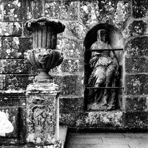 Urn and Statue with Lichens and Moss, Villa D'Este