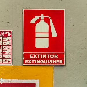 Extinguisher, another. /L'estintore, un altro.
