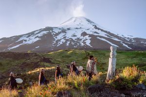 Family at dawn next to a ‘rewe’