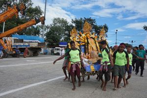 Mother goddess on the way to immersion.