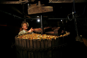 Closing the press with circular planks of wood