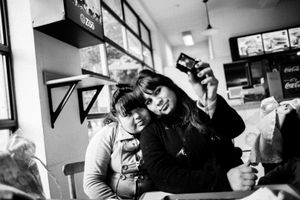 Stefi and Dai take a selfie at a diner. © Sarah Pabst