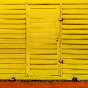 Shutter from chinese, yellow./Saracinesca dal cinese, gialla.