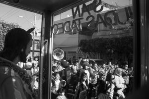 San Judas Tadeo, uno de los Santos más venerados en Iztapalapa, observa cómo desfila el carnaval frente a su altar.
