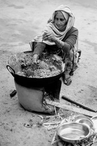 Woman making pinya in the yard |  Dhanda, Punjab.