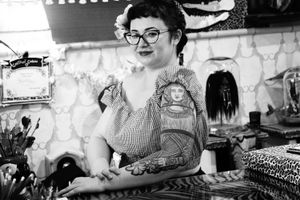 Vendeuse(Kitsch and  Swell)