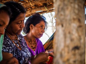 Lola is a weaving artisan from the Epyeiu clan of the Wayuu tribe. Like the majority of women in her community, she learned how to craft high quality chinchorros, hamacas, and mochila, in a tradition passed from mothers to daughters. Despite living in isolated, harsh conditions on the La Guajira peninsula, the Wayuu women and their colorful creations are a vibrant expression of their way of life.