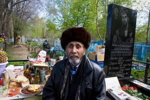 Gipsy “Uncle Misha” at his son’s grave.