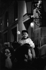 Bambino offre fiore alla Santa.