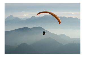 Planeur solitaire en plein vol par dessus de la Gruyère.