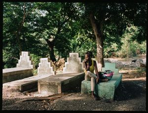 Carmel Jean (20) - Kabare, Haiti - Qui repose dans ce tombeau? "Je sais que ceux sont des tombes de ma famille mais elles sont trop vieilles pour que je sache qui y est enterré!" - Pourquoi aimez-vous aller sur cette tombe? "Il y fait frais et j'aime y dormir" - Une des tombes a été écrasée par le tremblement de terre et on l'a réparée