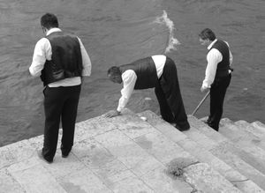 Fishing a hat out of the Rio Mondego