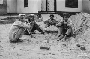 Labourers having a tea break | Dhanda, Punjab.