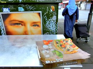 "Olala, willst Du eine Pizza?" "Olala, do you want a Pizza?"