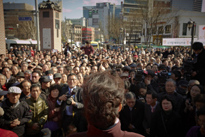 Her she was giving a speech to the people in Insa-dong, Seoul.